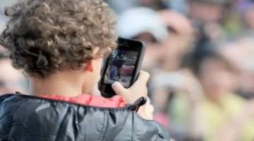 دراسة تحذّر من خطورة استخدام الأطفال الهواتف الذكية قبل 12 عاماً